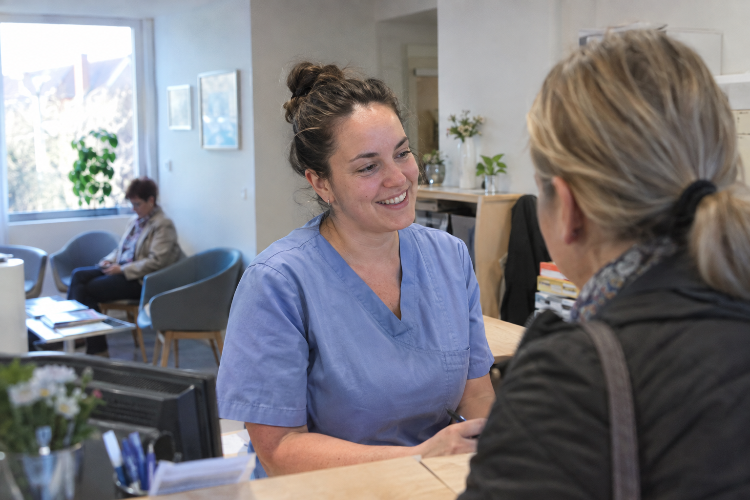 Asistentka na recepciji zobozdravstvene ordinacije sprejema pacienta