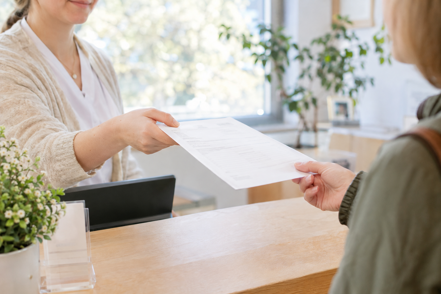 Predaja natisnjenega predračuna pacientu na recepciji ordinacije